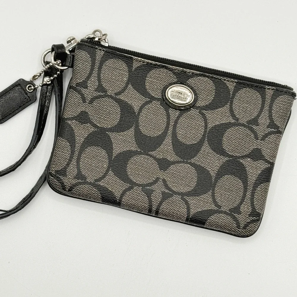 COACH Signature Wristlet Pouch Big C‎ Black/Gray Medium Size Coated Canvas
